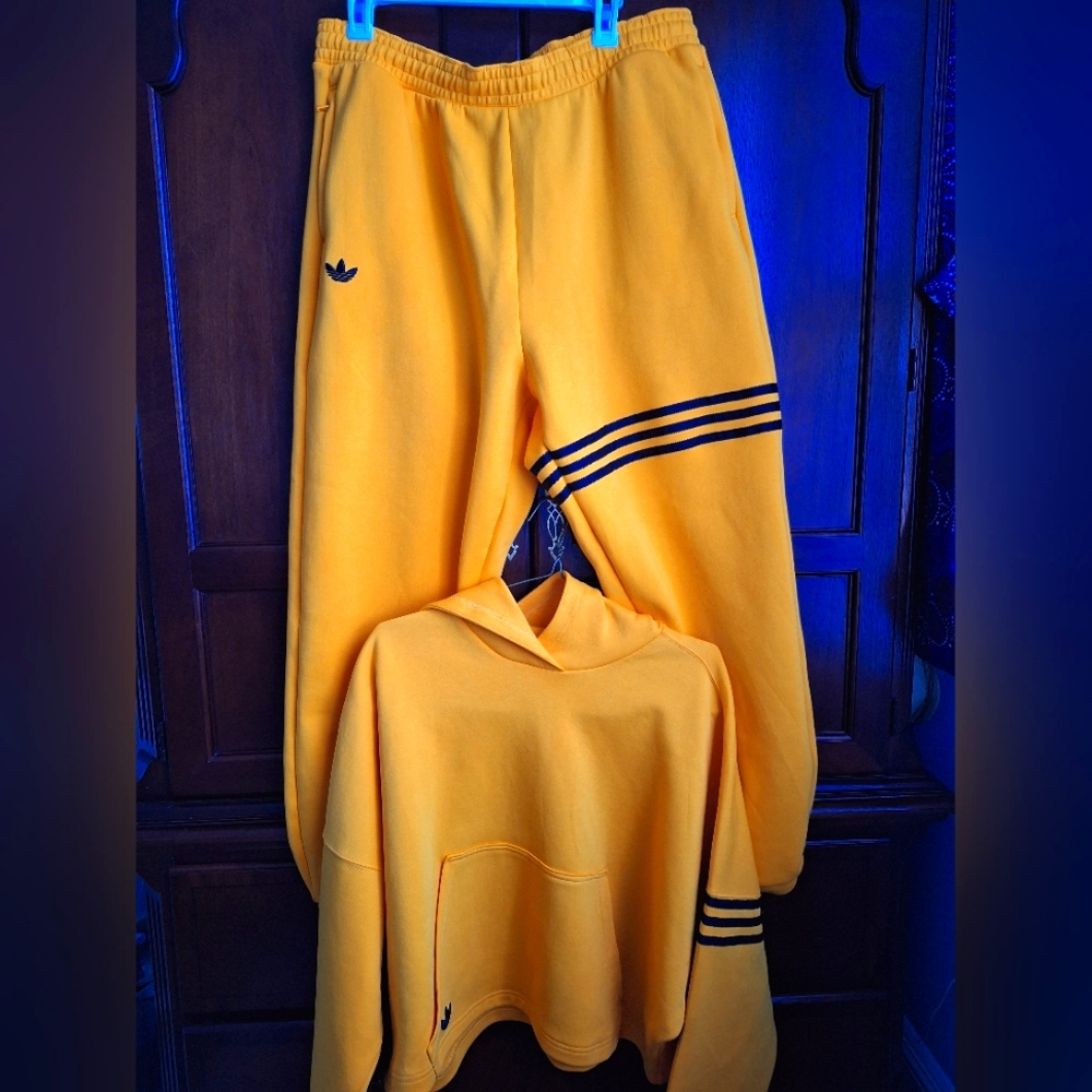 ADIDAS Original. Women's Crop top hoodie and sweat pant tracksuit set Size XL